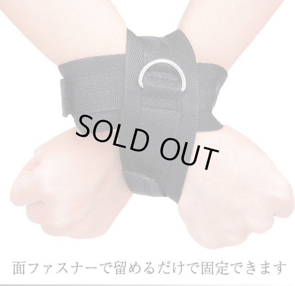 画像2: 手錠 【ブラック】 黒 Dカン付き クロス手錠 手枷 簡単 面ファスナー ハロウィン コスプレ 仮装 TJO-006 (2)