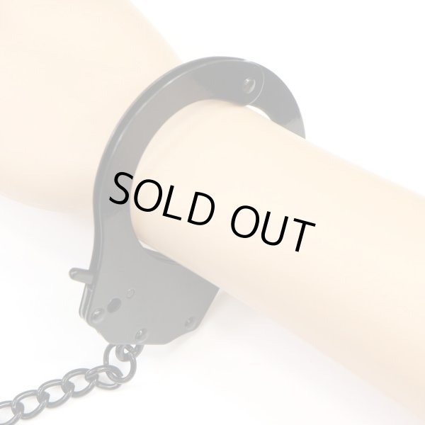 画像4: 手錠 金属製 ブラック 黒 ハンドカフ 手枷 安全装置付き 警察 コスプレ パーティー イベント 仮装 舞台 演出 TJO-008 (4)